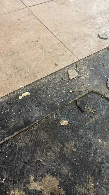 Black bitumen mastic floor removal in a N12 flat